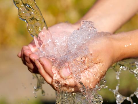 Hände werden unter einem Wasserstrahl gehalten