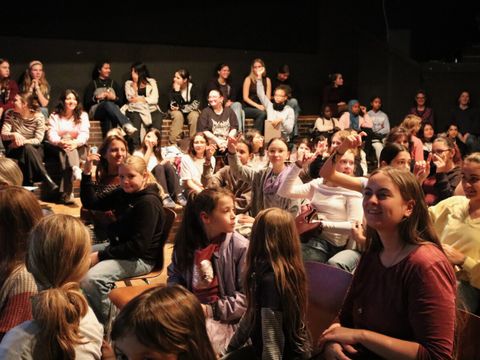 Viele junge Frauen und Mädchen während der Fragestunde im Saal der Weissen Rose am Weltmädchentag 25