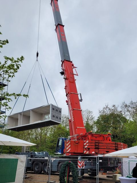 Das letzte vorgefertigte Modul für die neuen Wohngebäude in Berlin wurde am Freitag eingebaut (Bild: BA Reinickendorf)