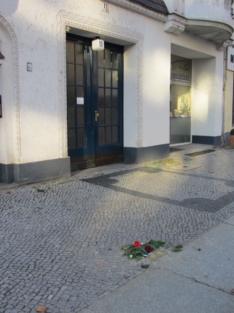 Hauseingang Dahlmannstr. 11 (Bild: Stolpersteine-Initiative CW, Siebold, Dez. 2012)