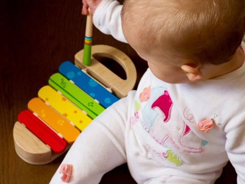 Baby mit Xylophon