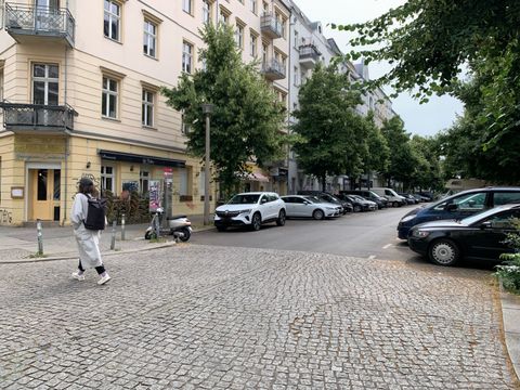 Eine Person auf der SCharnweberstraße im Ostkreuz-Kiez