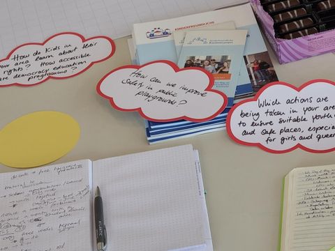 Am Tisch zu „Kinderrechten“ tauschten sich die Jugendlichen vor allem über die Arbeit in den Kinder- und Jugendparlamenten bzw. im Jugendrat aus
