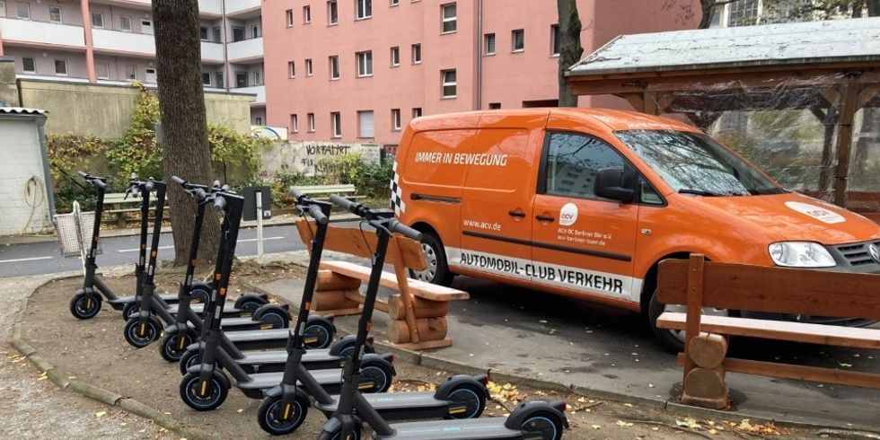 Jugendverkehrsschule stellt E-Scooter für Training bereit.