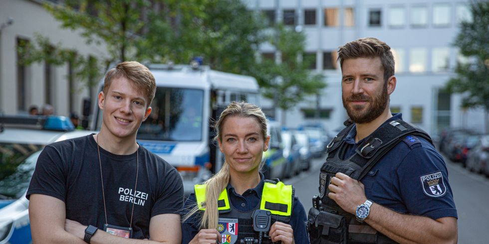Eine Gruppe von drei Polizistinnen/Polizisten