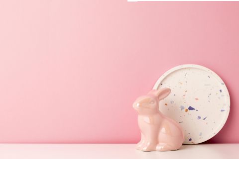 Foto mit einem rosa Porzelanhase vor einem Terazzoteller vor einer rosa Wand