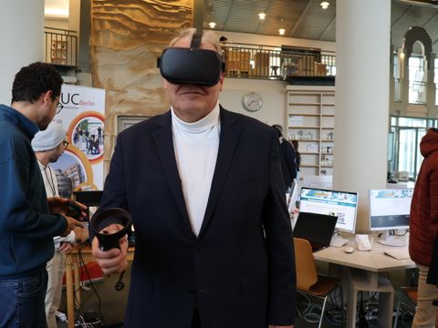 Bezirksstadtrat Harald Muschner probiert die VR-Station aus. (Bild: Bezirksamt Reinickendorf)