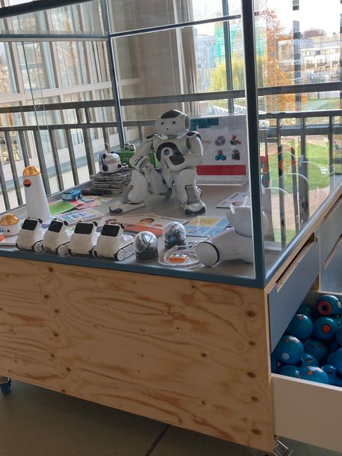 Robotik Vitrine mit NAO - Schublade offen Dash