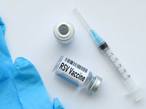 RSV-Impfstoffampulle mit Spritze