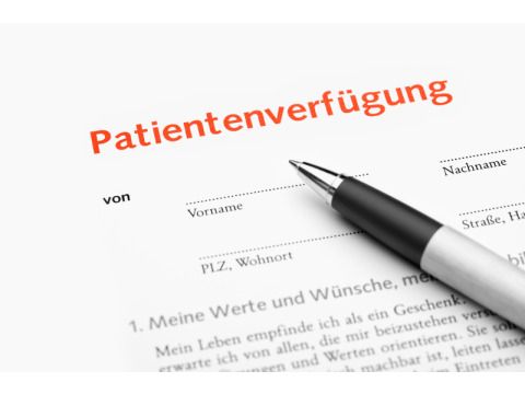 Stift liegt auf einer ausgedruckten Patientenverfügung
