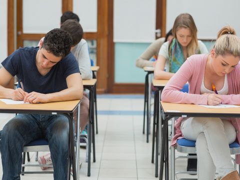 Schüler in der schriftlichen Prüfung