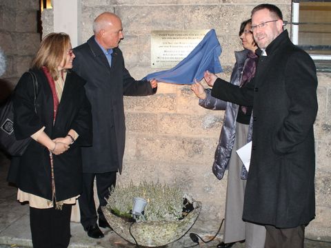 Enthüllung der Gedenktafel, von links: Claudia und Thomás Lindemann, Sara Nachama, Reinhard Naumann, 21.11.2012, Foto: Andreas Fritsch