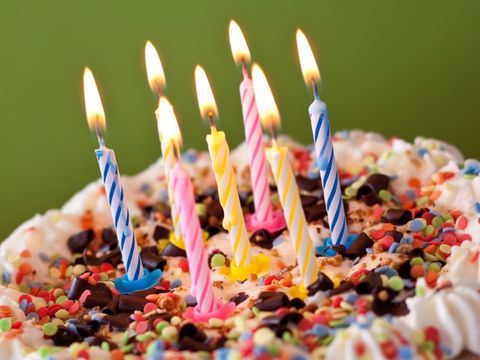 Torte mit brennenden Kerzen