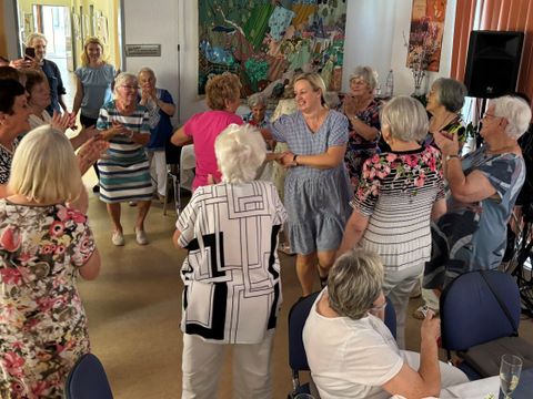 Neben vielen Stammgästen fanden auch neue Teilnehmer*innen den Weg zur Party (Bild: E. Celik)