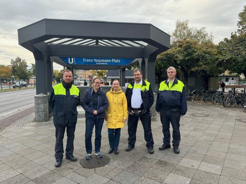 Bezirksstadträtin Schrod-Thiel (2.v.l.) mit der Sicherheitsstreife unterwegs (Bild: BA Rdf)