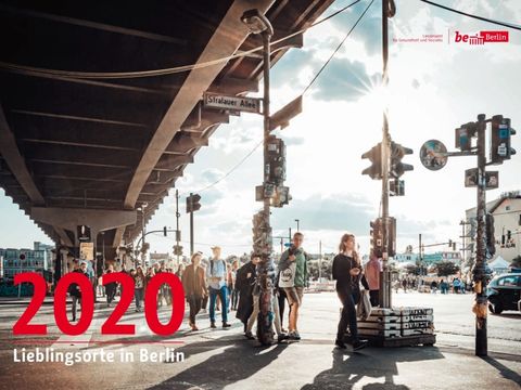 Cover vom LAGeSo-Kalender 2019. Menschen an der Warschauer Brücke.