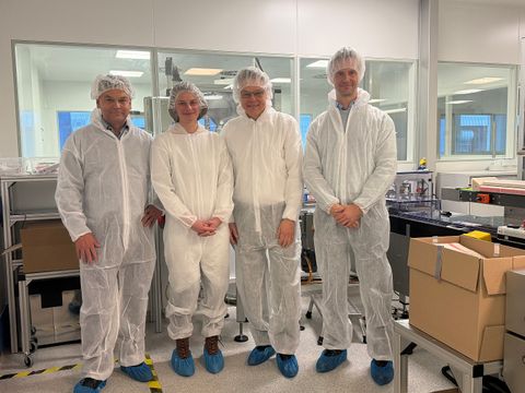 Von links nach rechts: Marco Künzel (CEO, Dentinox), Dr. Ann-Kathrin Biewener (Wirtschaftsförderung Tempelhof-Schöneberg), Jörn Oltmann (Bezirksbürgermeister Tempelhof-Schöneberg) und Philipp Piesnack (Head of Operations, Dentinox)