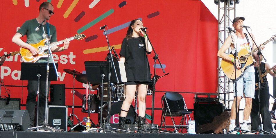 Band gibt ein Konzert auf dem Kunstfest