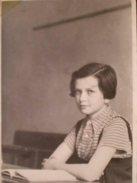 Auf der Schulbank der 236. Volksschule | At her school desk at the 236th primary school