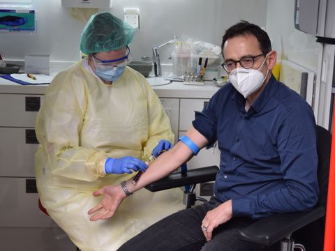 Bezirksbürgermeister Stephan von Dassel ist der erste Probant im RKI-Testbus.