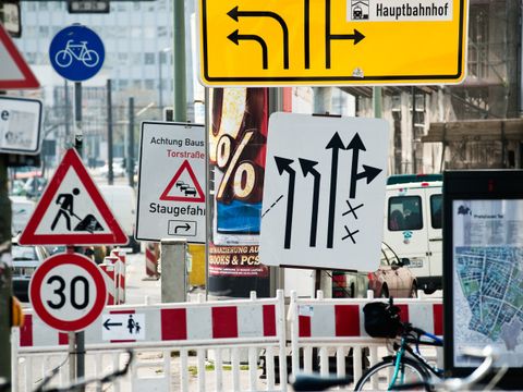 Ansammlung von Verkehrsschilder zur Baustelleneinrichtung