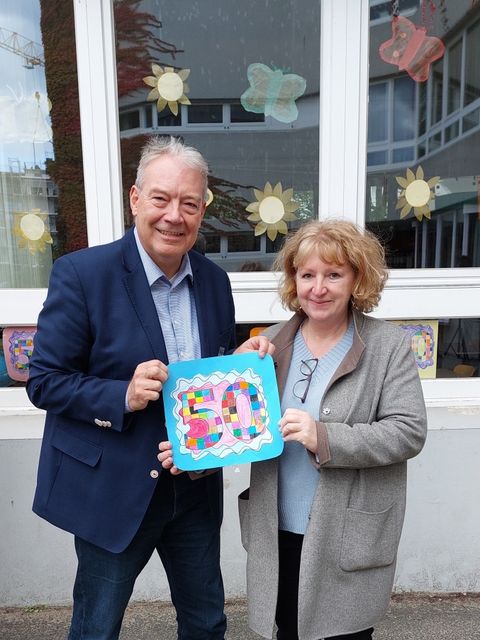 Schulstadtrat Harald Muschner (CDU) gemeinsam mit der Schulleiterin Martina Fritze (Bild: BA Reinickendorf)