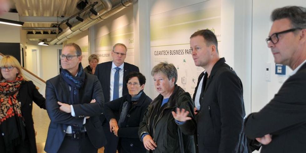 Senatsbesuch in Marzahn-Hellersdorf - Regierender Bürgermeister Michael Müller, Dagmar Pohle, Senatorin Lompscher, Senator Lederer, Juliane Witt im CleanTech-Business-Pavillion
