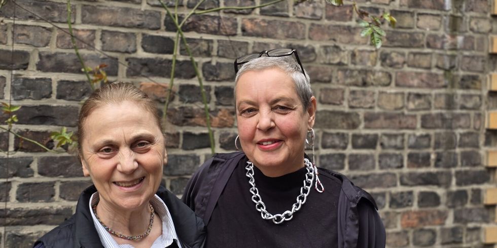 Neriman Kurt, Leiterin des Stadtteilzentrums und Monique Messikh-Müller, Geschäftsführerin des Kotti e.V. feiern 40 Jahre Familiengarten