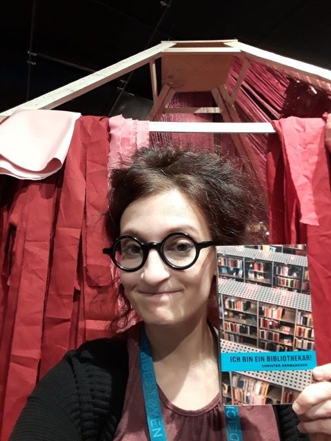 Valentina Mazzola mit einem Geschenk eines Kollegen (Bild: Valentina Mazzola)
