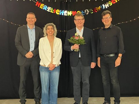 Verabschiedung Dr. Hansen- von links nach rechts: Bezirksstadtrat Tobias Dollase, vhs-Direktorin Indra Kühlcke, Stellvertretender Kolleg-Leiter Dr. Wilhelm Hansen und Leiter des Amts für Weiterbildung und Kultur, Stefan Bruns. (Bild: vhs/Indra Kühlcke)