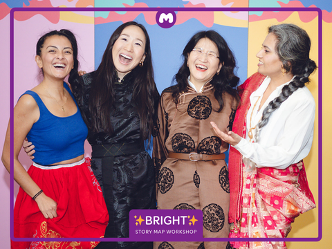 Drei Frauen verschiedenen Alters und verschiedenen kulturellen Hintergrunds schauen lachend in die Kamera