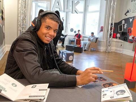 Jugendliche bei einem Workshop im Rahmen der Demokratie-Ausstellung „Hey, was geht?“ (Bild: Gisela Zárate Tobón)