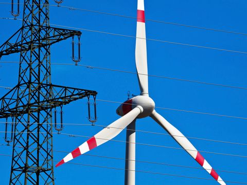 Windrad und Strommast