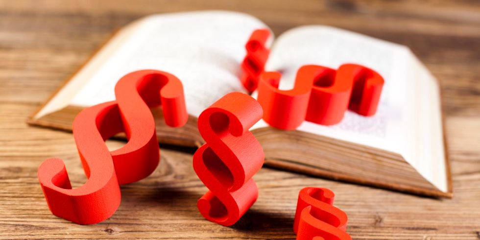 Paragraphen auf Buch