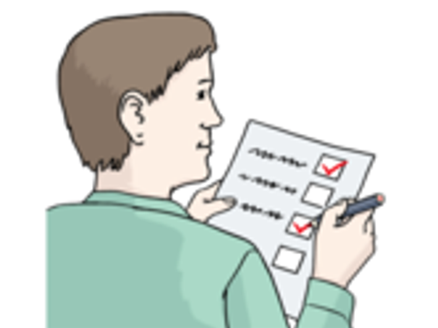 Mann hakt Checkliste ab