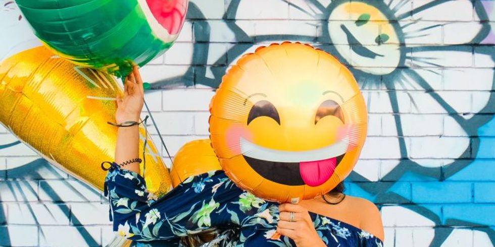 Bild einer Frau mit Luftballons