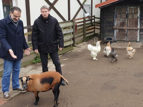 Bezirksstadtrat Tobias Dollase (rechts) und Geschäftsführer Helmut Wegner beim Rundgang im einem der Tiergehege (Bild: BA Reinickendorf)