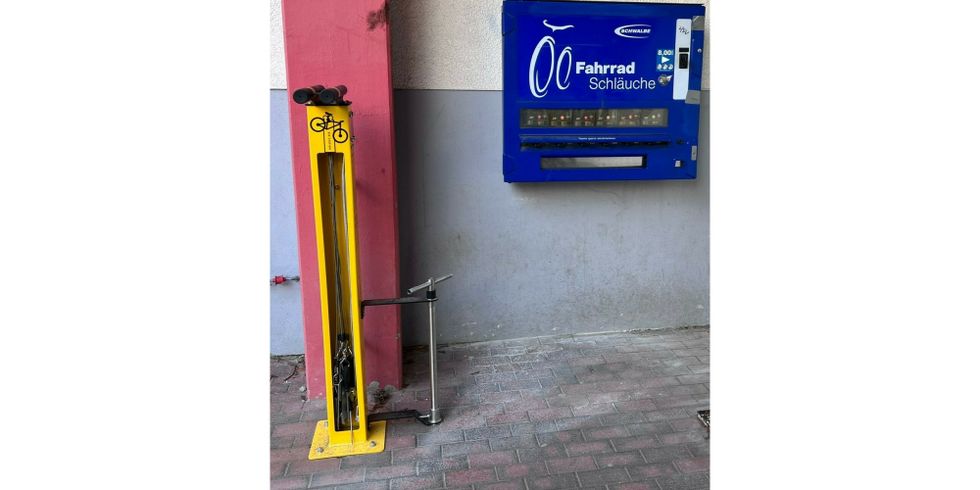Fahrradstation des Emmy-Noether-Gymnasiums mit Luftpumpe und neuen Fahrradschläuchen