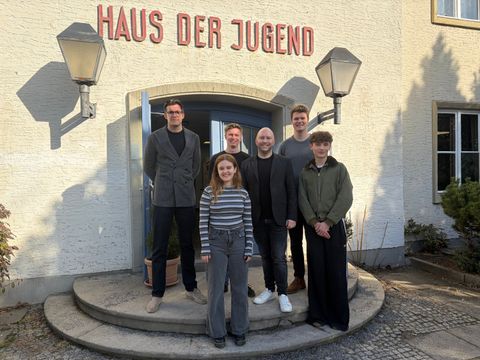 v.l. Richard Gamp (CDU), Lilly Aepfelbach (Bündnis’90/Die Grünen), Mattis Neuwirth (SPD), Bezirksstadtrat für Jugend und Familie Alexander Ewers (SPD), Laurent Putzier (FDP), Emil Jablonski (Die Linke) (Bild: BA Rdf)
