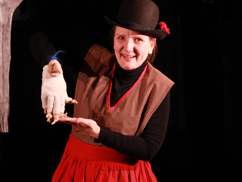 Christiane Klatt mit einer Handpuppenfigur
