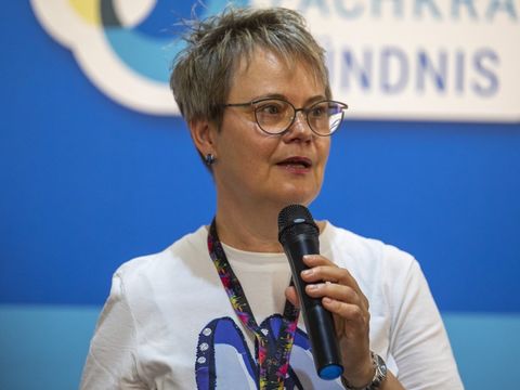 Regine Sommer-Wetter, stellv. Bezirksbürgermeisterin und Bezirksstadträtin für Arbeit, Bürgerdienste und Soziales eröffenete den Rundgang der Partner*innen