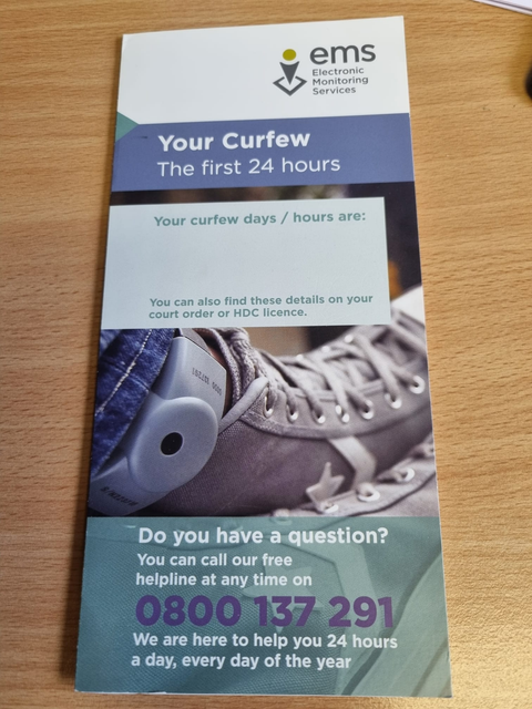 Flyer für Jugendliche mit einer elektronischen Fußfessel (Bild: Alexander Diener)