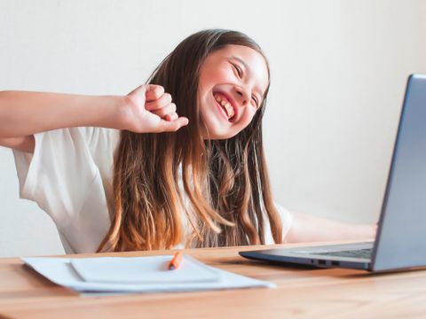 Schülerin am Laptop