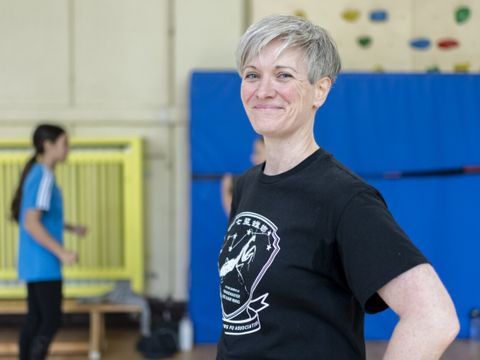 Julia Brasch, gibt als Trägerin der 2. schwarzen Schärpe, Kung Fu und seit 1995 des 1. Dan, Taekwondo, als Kampfsportexpertin ihr Wissen weiter