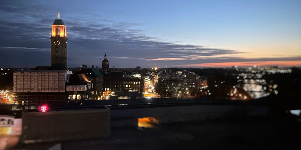 Blick auf das Spandauer Rathaus in der Morgendämmerung (mit eingerüstetem Südflügel)