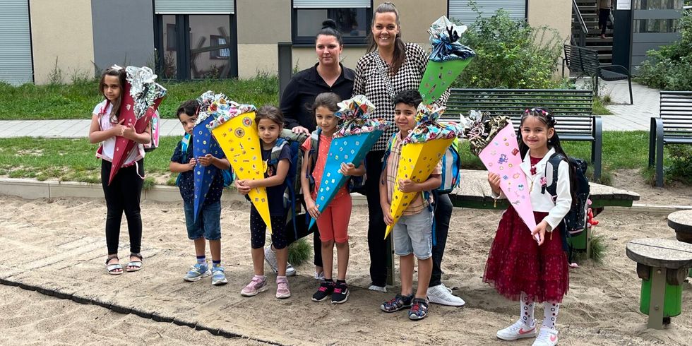 Integrationslotsinnen beschenken Kinder mit Schultüten