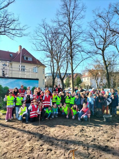 Gruppenfoto aller Beteiligten der Pflanzaktion zum 130. Jubiläum von Karlshorst