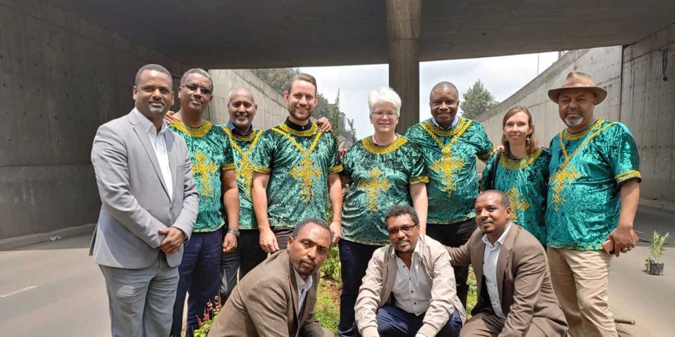 Neben den frisch gepflanzten Bäumen im Bezirk Lideta