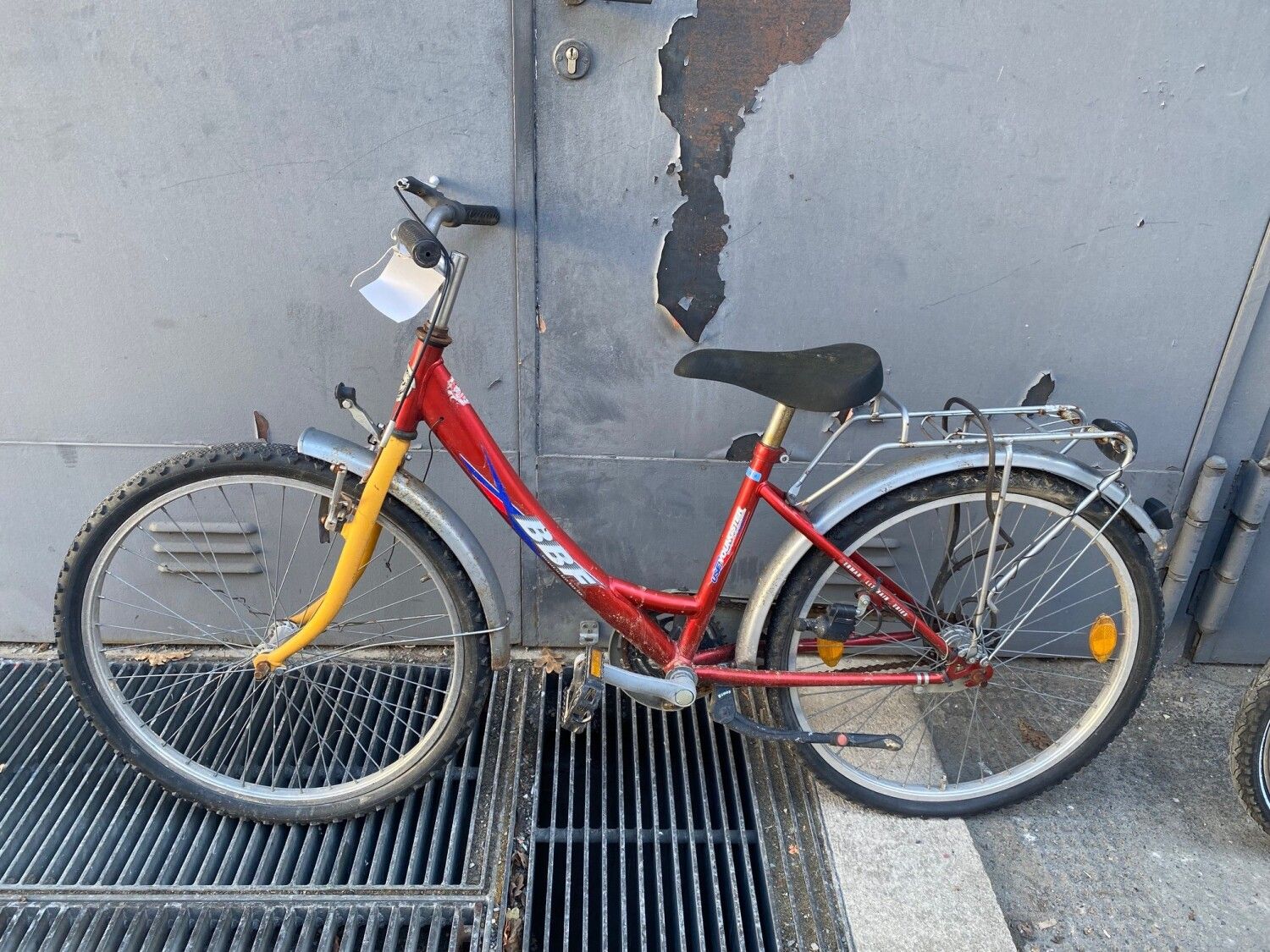 Rotes Kinderfahrrad