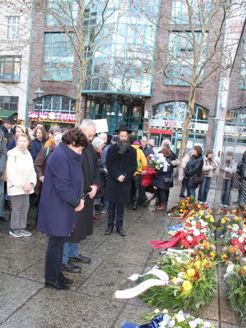 27. Januar 2025: In stillem Gedenken in Erinnerung an die Opfer - Bezirksbürgermeisterin Maren Schellenberg, BVV-Vorsteher René Rögner-Francke, im Hintergrund Rabbiner Shmuel Segal (Jüdische Chabad-Gemeinde Berlin)